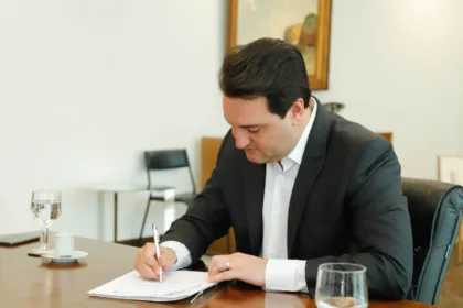 Ratinho Junior assina decreto de transição de governo no Paraná.