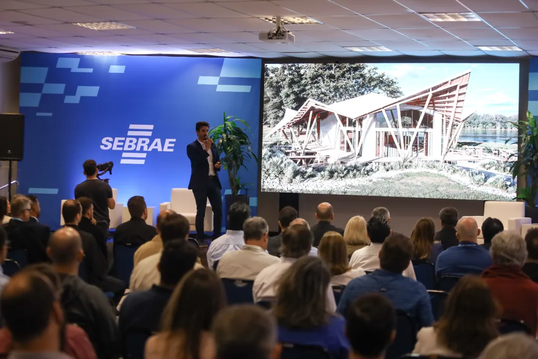 O titular da pasta, Matheus Barros, palestrou no evento e ressaltou como a parceria entre a Caixa Econômica, o poder público e o setor privado colabora na construção de cidades sustentáveis (Credito: Rafael Macri / PMM)