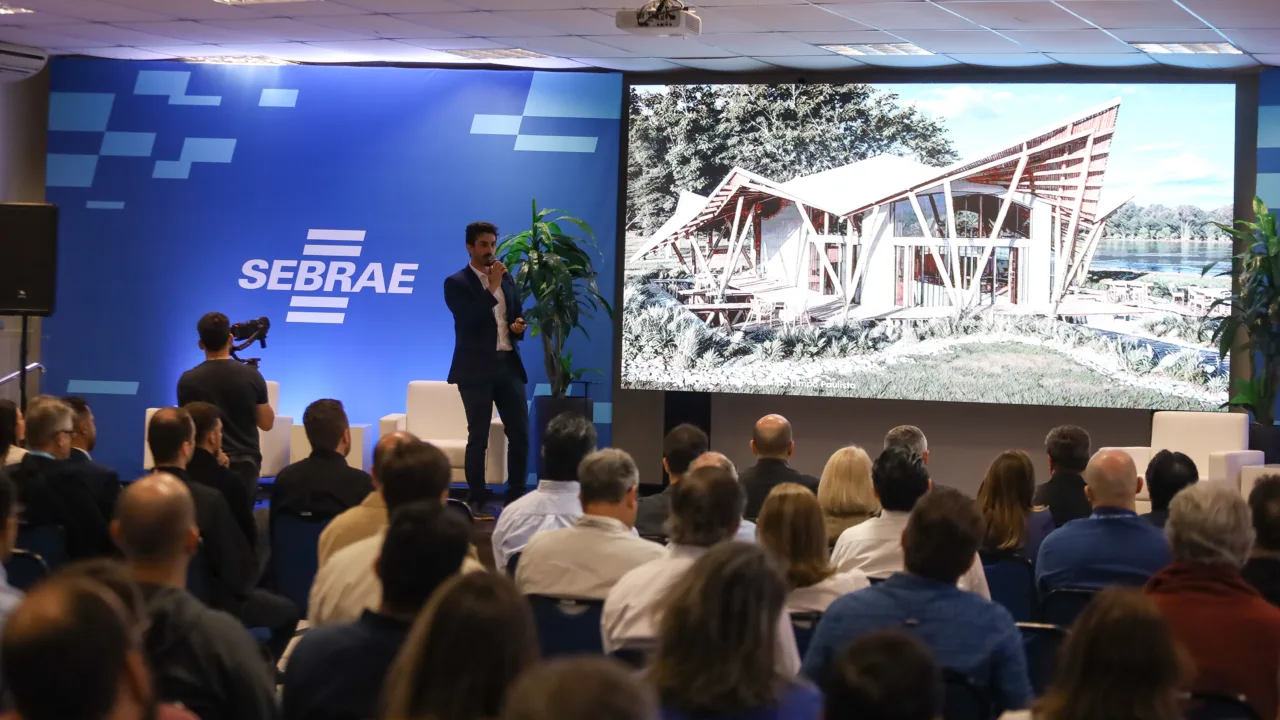 O titular da pasta, Matheus Barros, palestrou no evento e ressaltou como a parceria entre a Caixa Econômica, o poder público e o setor privado colabora na construção de cidades sustentáveis (Credito: Rafael Macri / PMM)