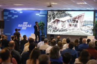 O titular da pasta, Matheus Barros, palestrou no evento e ressaltou como a parceria entre a Caixa Econômica, o poder público e o setor privado colabora na construção de cidades sustentáveis (Credito: Rafael Macri / PMM)