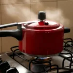 Panela de pressão no fogão a gás de cozinha