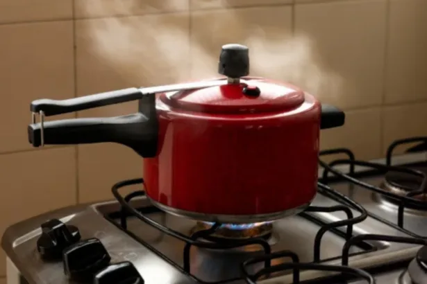 Panela de pressão no fogão a gás de cozinha