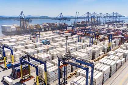 Porto de Paranaguá lidera exportações brasileiras de carne de frango congelada em 2026.