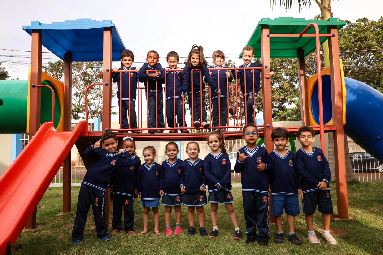A Prefeitura de Maringá distribui blusas de lã para alunos da rede municipal, garantindo conforto no frio e resolvendo atrasos na licitação.