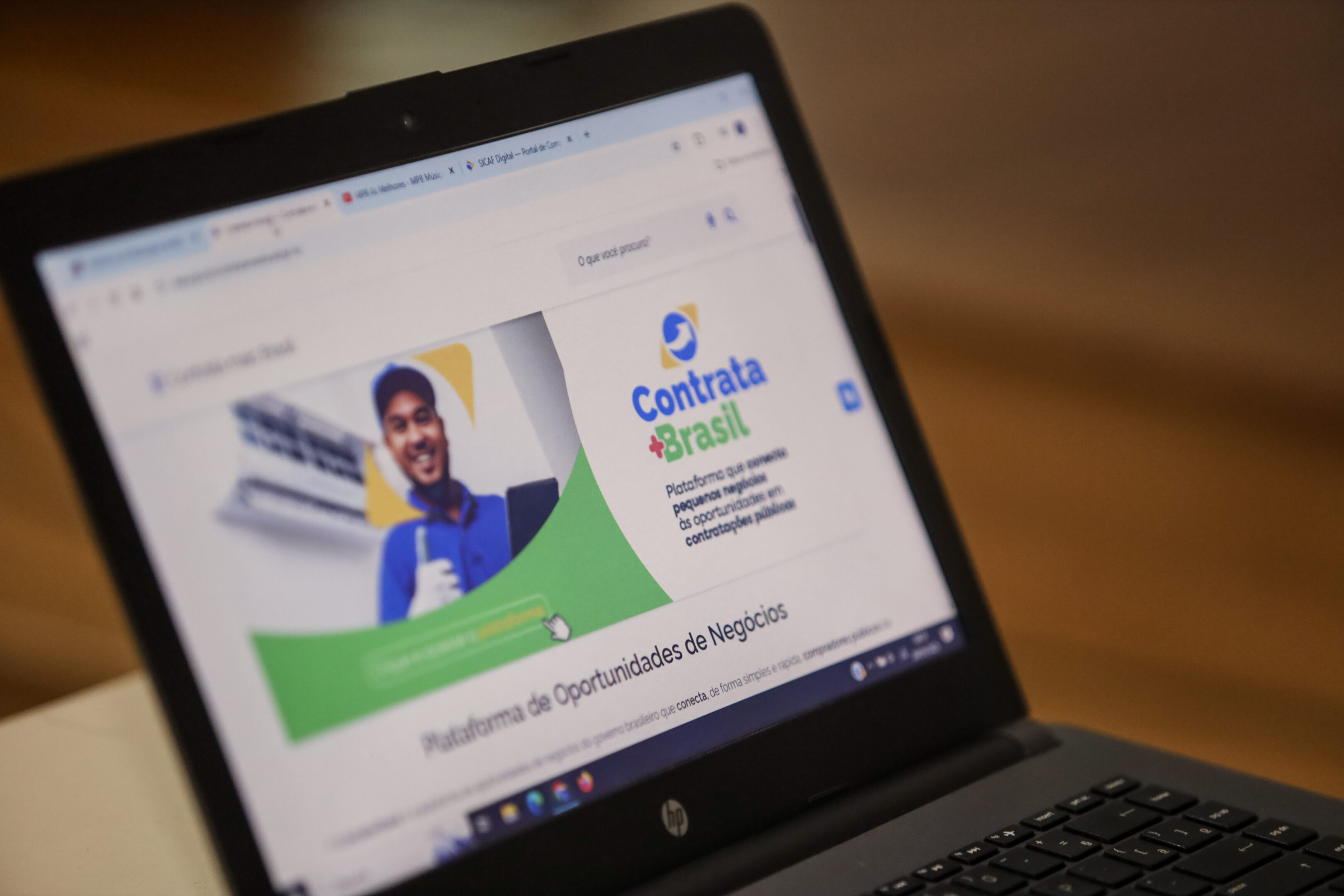 Programa ‘MEI Resolve’ capacita pequenos negócios para serviços públicos, impulsionando a economia e promovendo desenvolvimento comunitário.