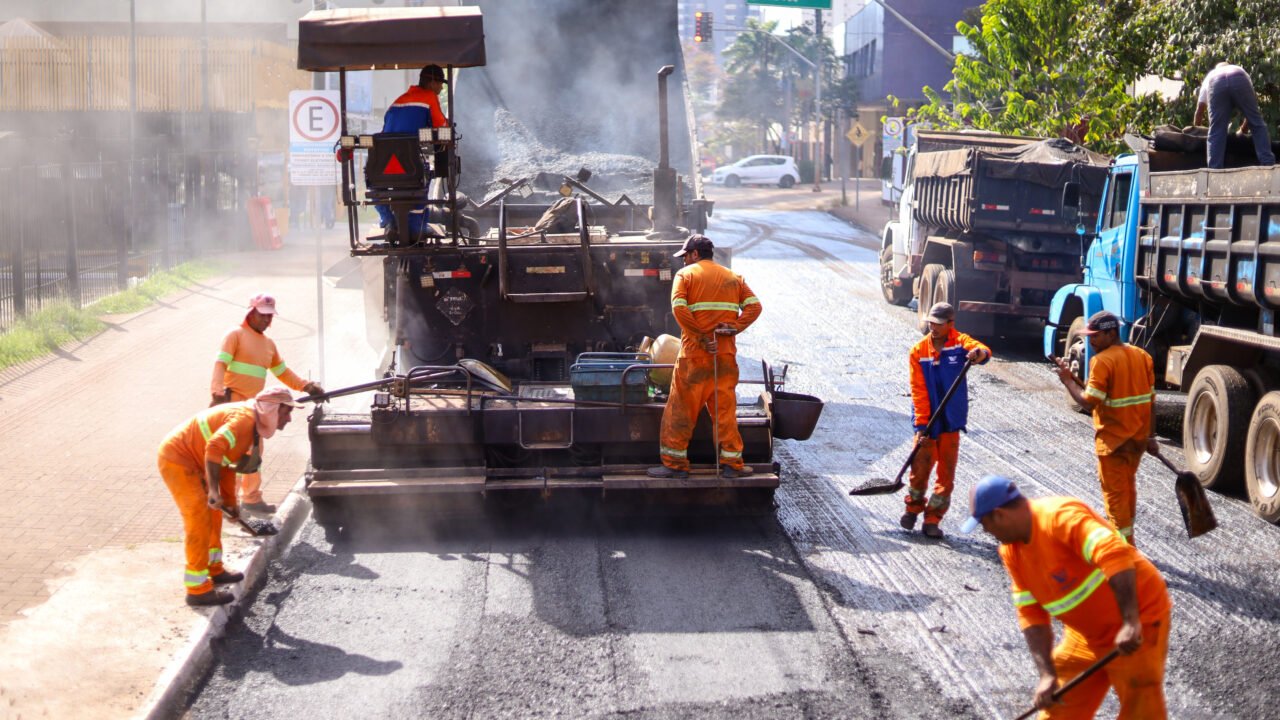Recapeamento em trecho da Avenida Duque de Caxias em Maringá, Paraná.