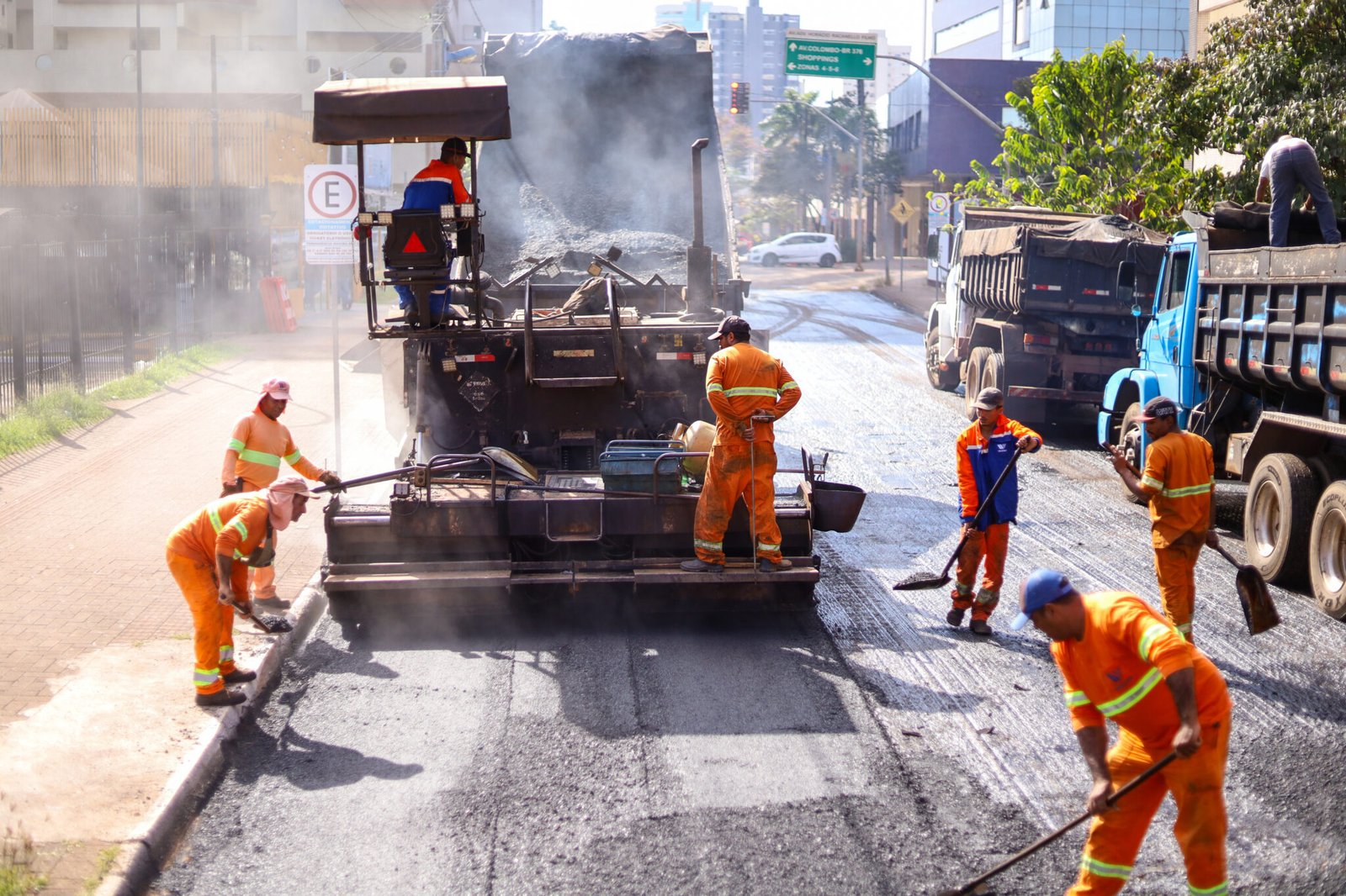 Recapeamento em trecho da Avenida Duque de Caxias em Maringá, Paraná.