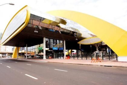 Greve de ônibus esvazia terminal urbano de Maringá; trabalhadores rejeitaram proposta