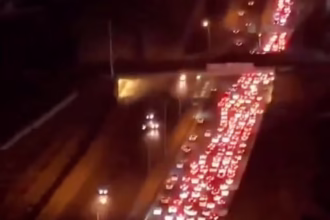 Trânsito intenso na estrada que sai de Teerã enquanto pessoas tentam fugir da cidade. Fotografia Mídias Sociais