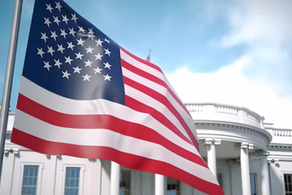 Uma bandeira tremula na frente da casa branca eua celebração do dia da independência