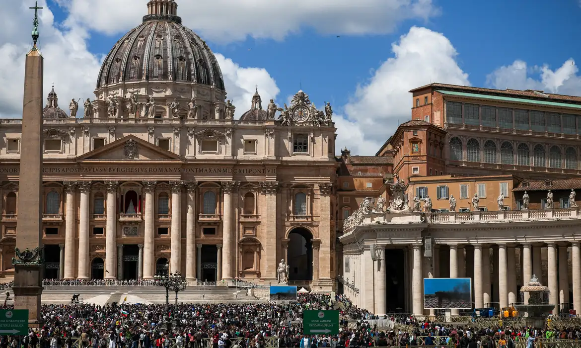 🙏 Novo Papa é eleito no Vaticano: Fumaça branca anuncia escolha histórica