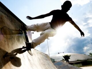 O projeto Hip Hop e Skate nas escolas estaduais pretende aproximar os jovens de temas como cidadania, igualdade e protagonismo, utilizando elementos do seu universo cultural.