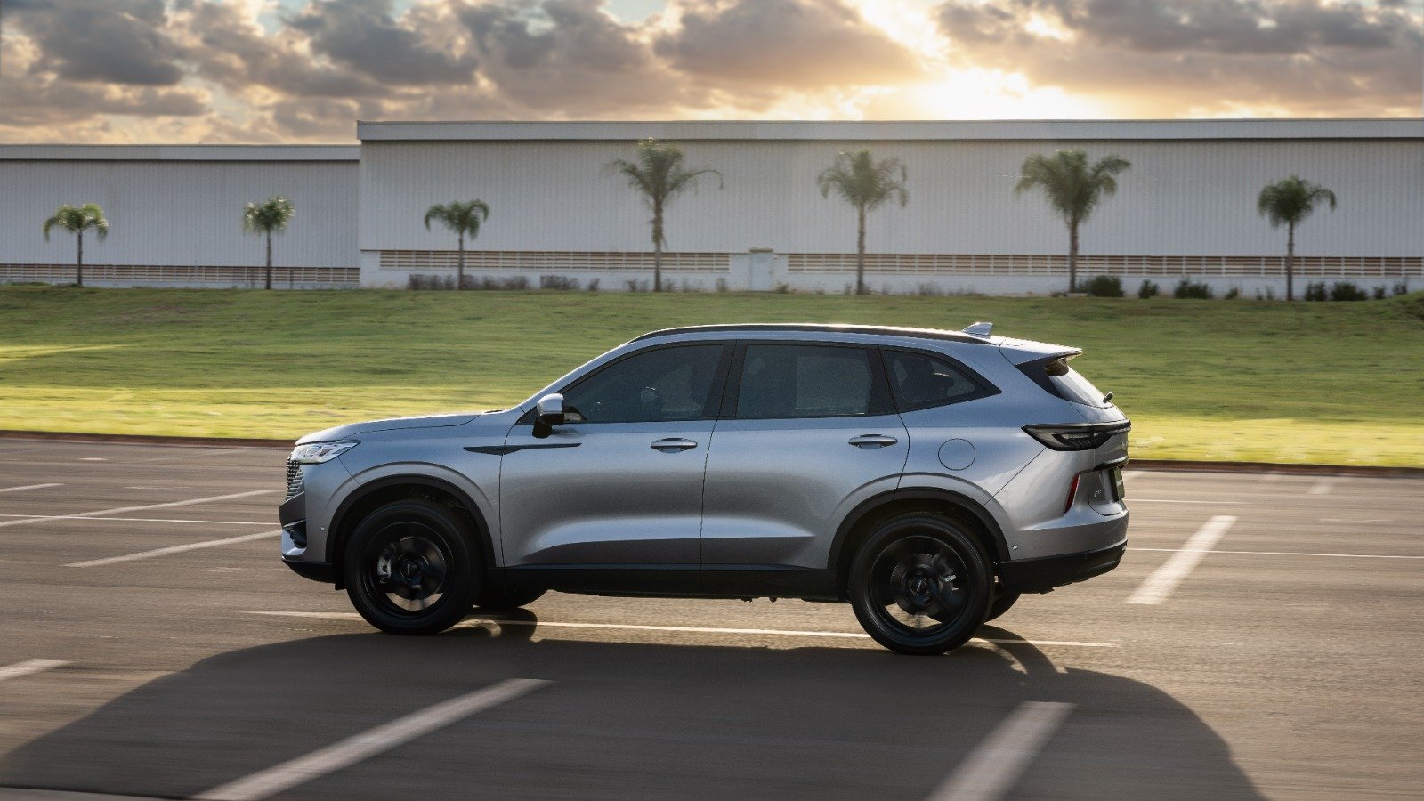 GWM Haval H6 2025/2025. Modelo incorpora novos recursos e mudanças externas e internas para continuar liderando as vendas do segmento de híbridos