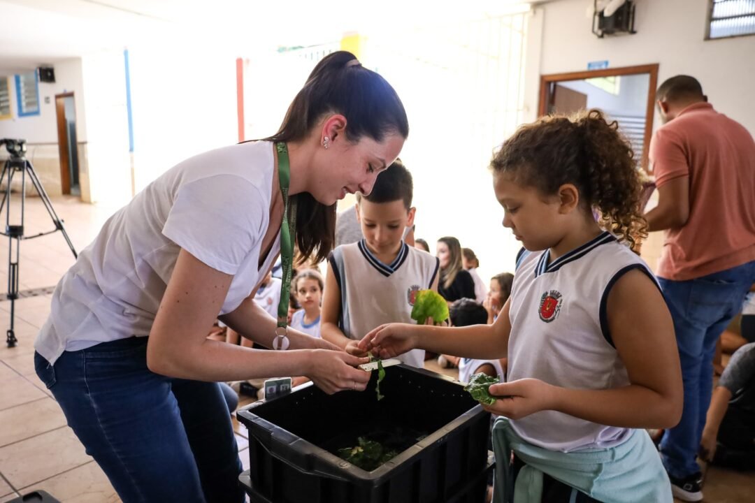 Minhoca na Cabeça: projeto da Prefeitura de Maringá incentiva famílias a fazer compostagem doméstica