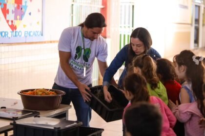 Minhoca na Cabeça: projeto da Prefeitura de Maringá incentiva famílias a fazer compostagem doméstica