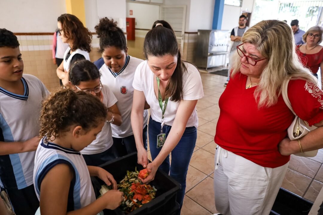 Minhoca na Cabeça: projeto da Prefeitura de Maringá incentiva famílias a fazer compostagem doméstica