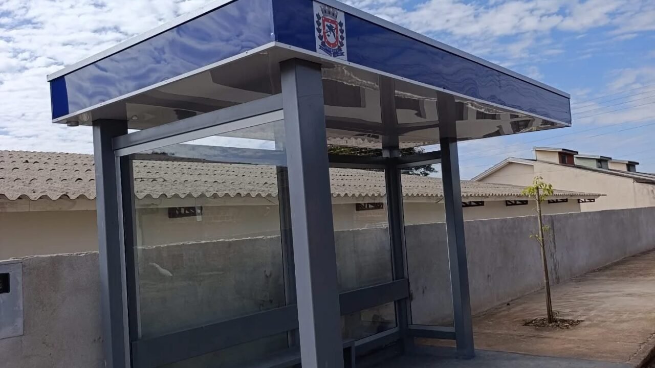 Araruna ganha novos pontos de ônibus com apoio da deputada Maria Victoria (PP)