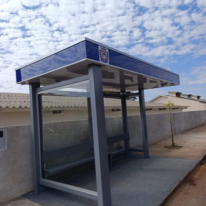 Araruna ganha novos pontos de ônibus com apoio da deputada Maria Victoria (PP)