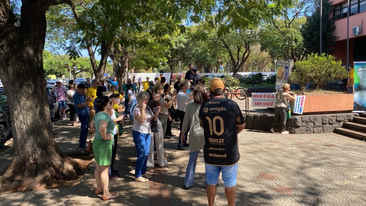 Flopou! Ato pró-Lauer tem pouca adesão e vereadora cassada causa polêmica com falas