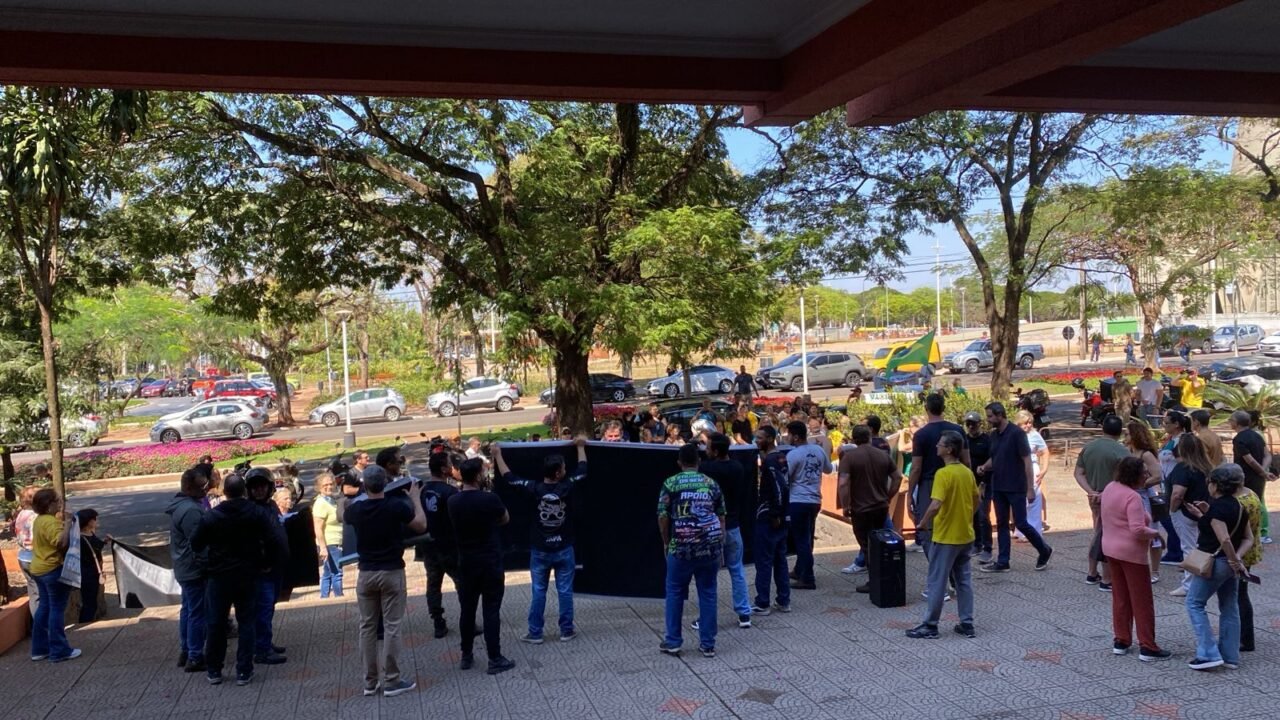 Flopou! Ato pró-Lauer tem pouca adesão e vereadora cassada causa polêmica com falas