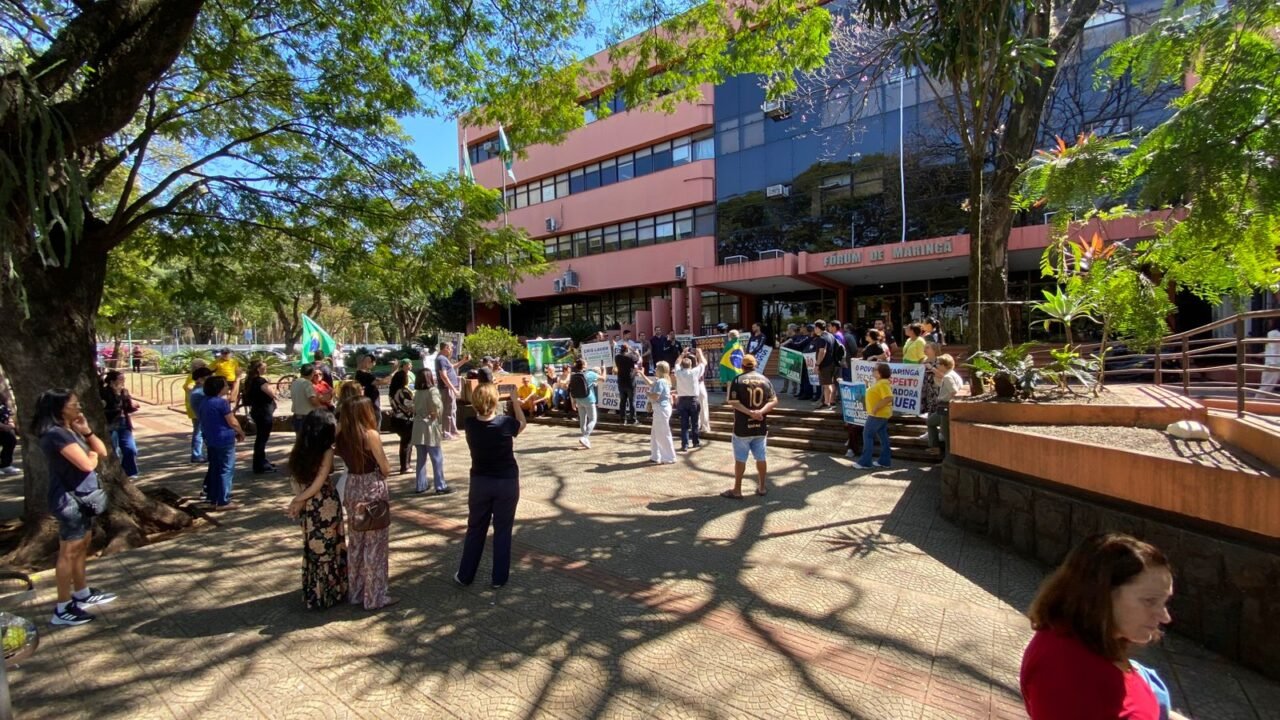 Flopou! Ato pró-Lauer tem pouca adesão e vereadora cassada causa polêmica com falas