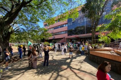Flopou! Ato pró-Lauer tem pouca adesão e vereadora cassada causa polêmica com falas