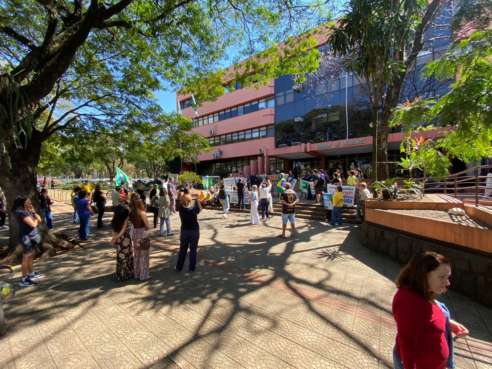 Flopou! Ato pró-Lauer tem pouca adesão e vereadora cassada causa polêmica com falas
