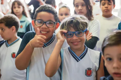 Com recursos destinados por Ricardo Barros, programa Olhando para o Futuro já entregou 1.456 óculos a estudantes de Maringá