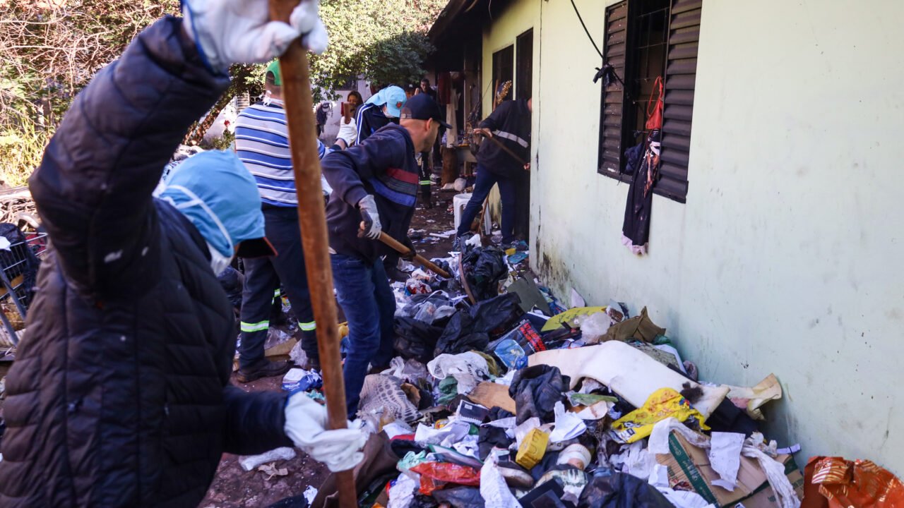 Prefeitura recolhe mais de 13 toneladas de lixo em limpeza de imóvel no Parque das Grevíleas