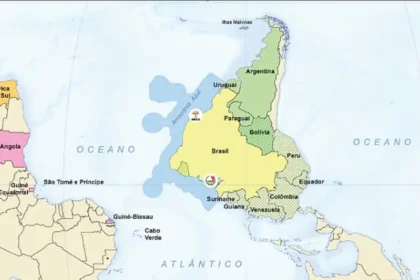 O IBGE lançou um mapa-múndi invertido, colocando o Sul no topo e desafiando percepções tradicionais. A iniciativa destaca como a cartografia influencia nossa visão do mundo e sugere novas perspectivas geográficas. O novo modelo gera debates sobre identidade e posição global, incentivando reflexões sobre representação e interpretação espacial. 🌍