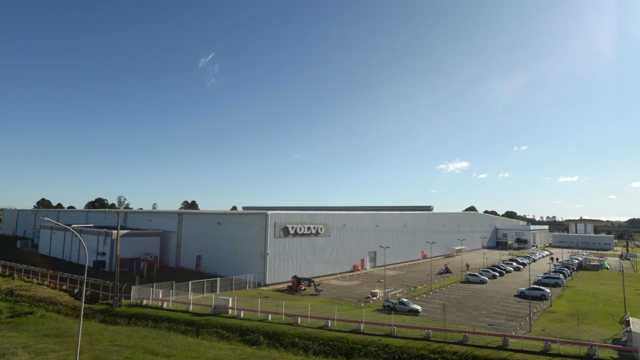 Descubra como a Volvo otimiza a logística de peças na América Latina com a ampliação de seu centro em São José dos Pinhais. O investimento de R$1,5 bilhão impulsiona o Paraná como hub.