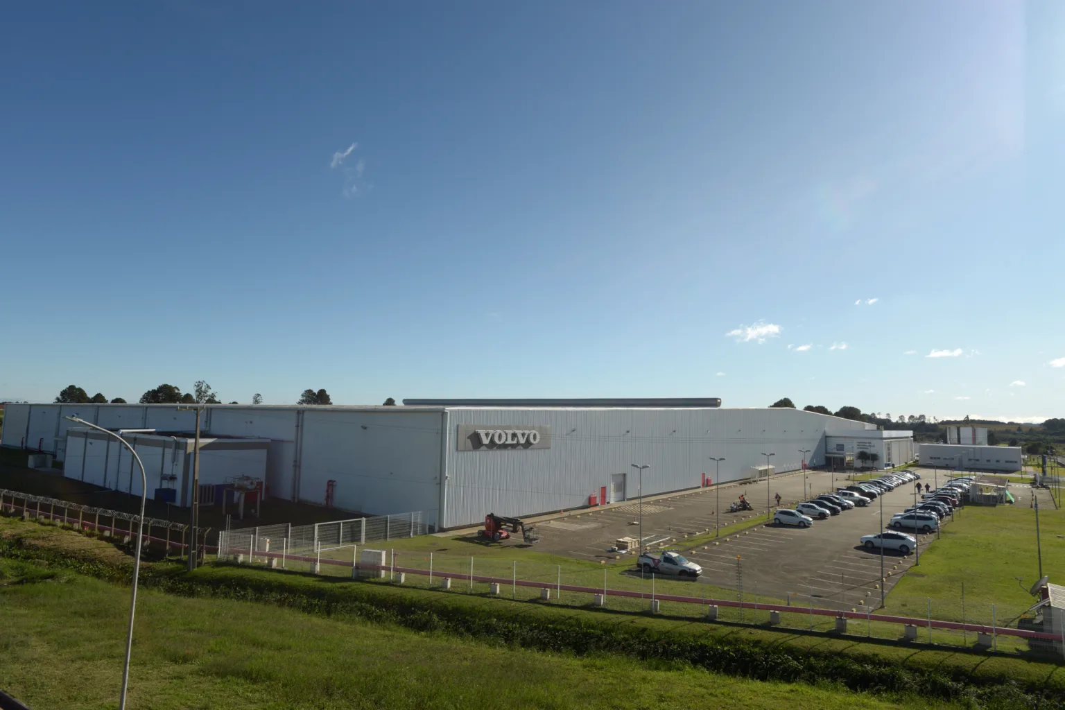 Descubra como a Volvo otimiza a logística de peças na América Latina com a ampliação de seu centro em São José dos Pinhais. O investimento de R$1,5 bilhão impulsiona o Paraná como hub.