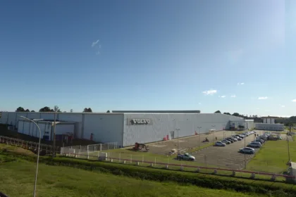 Descubra como a Volvo otimiza a logística de peças na América Latina com a ampliação de seu centro em São José dos Pinhais. O investimento de R$1,5 bilhão impulsiona o Paraná como hub.