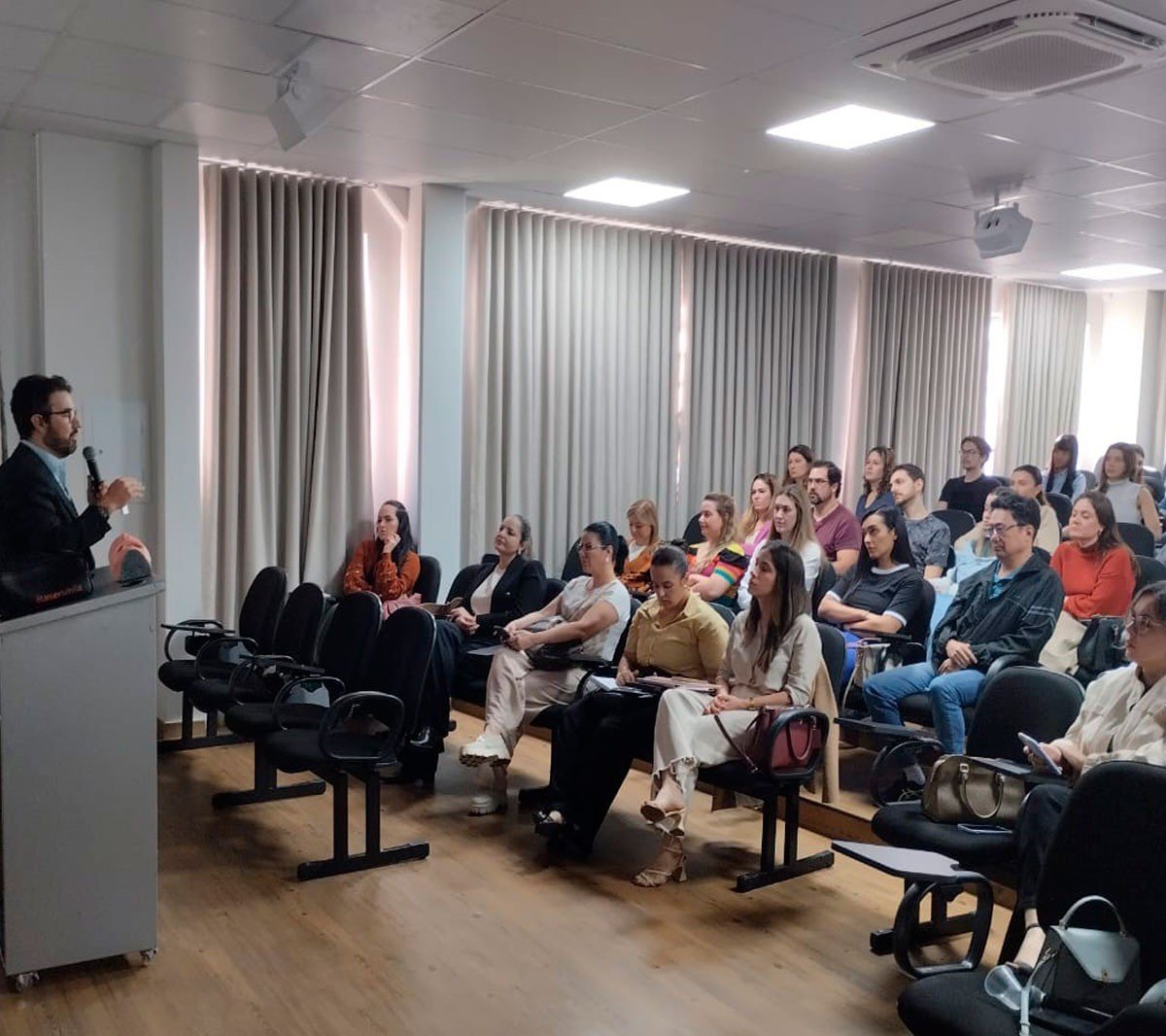 Cirurgiões-dentistas da rede municipal recebem treinamento em laserterapia
