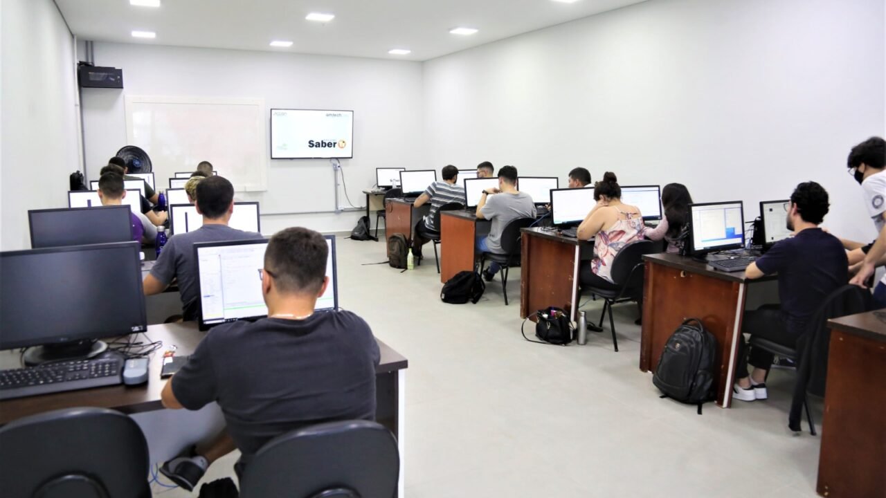 cursos gratuitos de Informática Básica e de Programação