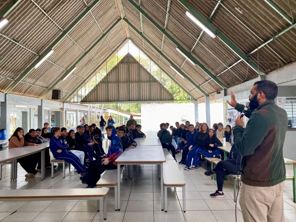 Prefeitura leva palestras sobre carreira ambiental aos estudantes do ensino médio