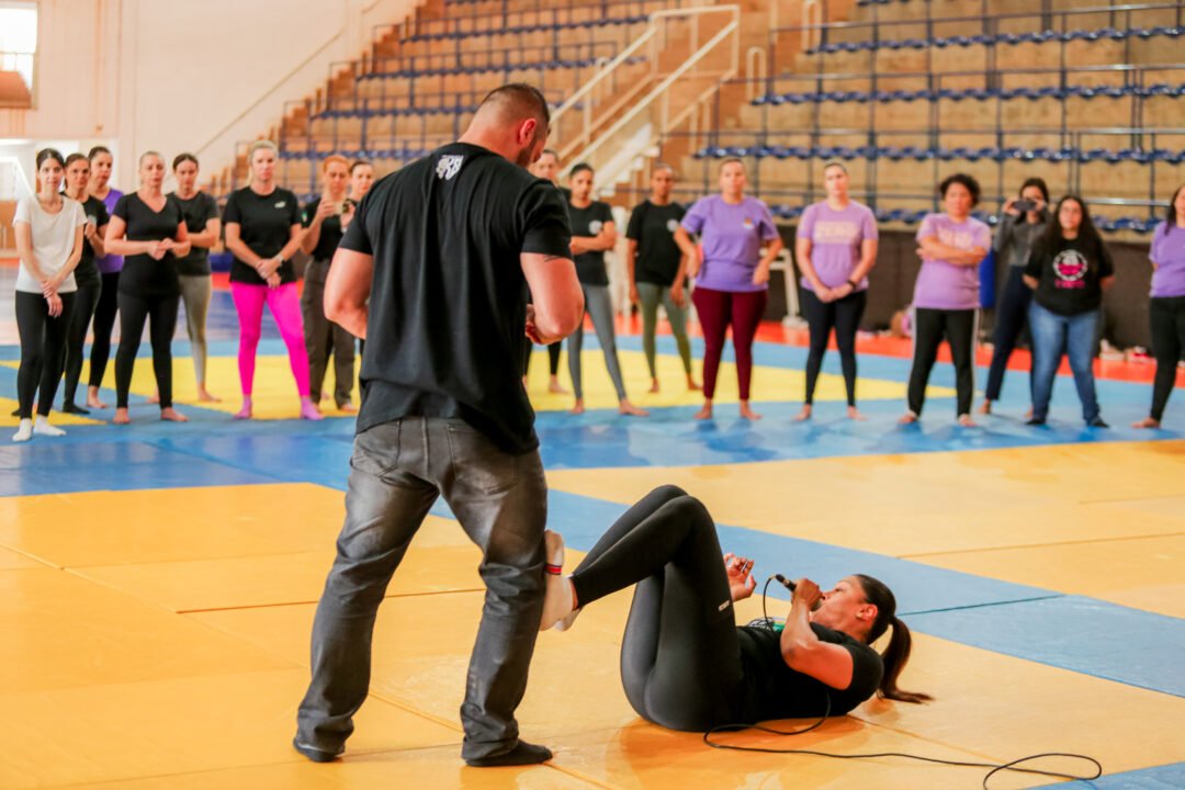 Demonstração prática de defesa pessoal feminina