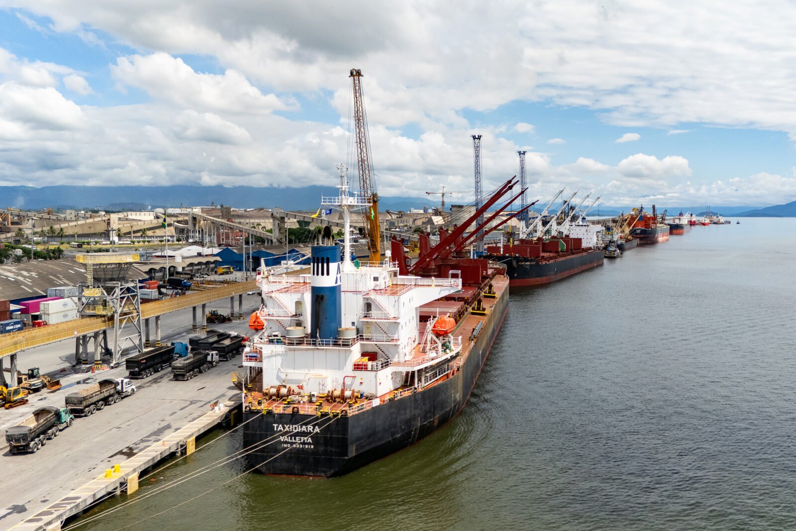 A Portos do Paraná, responsável pelos portos de Paranaguá e Antonina, conquistou o Prêmio de Excelência da Indústria Portuária CIP-AAPA LATAM 2025 na categoria Desempenho e Crescimento Portuários. O reconhecimento, considerado o "Oscar dos Portos" nas Américas, veio após um processo seletivo competitivo envolvendo 19 candidaturas de diversos países. A premiação destaca a excelência organizacional, o impacto positivo e o compromisso da Portos do Paraná com o setor. Entre os fatores que garantiram a vitória estão a ampliação da capacidade logística, investimentos estruturantes e a modernização das operações. "Somos uma comunidade de mais de 500 colaboradores empenhados no crescimento portuário" — destacou o diretor-presidente Luiz Fernando Garcia. A cerimônia ocorrerá em Lima, Peru, no dia 25 de junho, e dará destaque internacional aos vencedores. Esta é a segunda conquista da Portos do Paraná na premiação, reforçando sua liderança no setor portuário latino-americano. 🚢