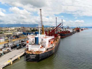 A Portos do Paraná, responsável pelos portos de Paranaguá e Antonina, conquistou o Prêmio de Excelência da Indústria Portuária CIP-AAPA LATAM 2025 na categoria Desempenho e Crescimento Portuários. O reconhecimento, considerado o "Oscar dos Portos" nas Américas, veio após um processo seletivo competitivo envolvendo 19 candidaturas de diversos países. A premiação destaca a excelência organizacional, o impacto positivo e o compromisso da Portos do Paraná com o setor. Entre os fatores que garantiram a vitória estão a ampliação da capacidade logística, investimentos estruturantes e a modernização das operações. "Somos uma comunidade de mais de 500 colaboradores empenhados no crescimento portuário" — destacou o diretor-presidente Luiz Fernando Garcia. A cerimônia ocorrerá em Lima, Peru, no dia 25 de junho, e dará destaque internacional aos vencedores. Esta é a segunda conquista da Portos do Paraná na premiação, reforçando sua liderança no setor portuário latino-americano. 🚢