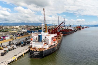 A Portos do Paraná, responsável pelos portos de Paranaguá e Antonina, conquistou o Prêmio de Excelência da Indústria Portuária CIP-AAPA LATAM 2025 na categoria Desempenho e Crescimento Portuários. O reconhecimento, considerado o "Oscar dos Portos" nas Américas, veio após um processo seletivo competitivo envolvendo 19 candidaturas de diversos países. A premiação destaca a excelência organizacional, o impacto positivo e o compromisso da Portos do Paraná com o setor. Entre os fatores que garantiram a vitória estão a ampliação da capacidade logística, investimentos estruturantes e a modernização das operações. "Somos uma comunidade de mais de 500 colaboradores empenhados no crescimento portuário" — destacou o diretor-presidente Luiz Fernando Garcia. A cerimônia ocorrerá em Lima, Peru, no dia 25 de junho, e dará destaque internacional aos vencedores. Esta é a segunda conquista da Portos do Paraná na premiação, reforçando sua liderança no setor portuário latino-americano. 🚢