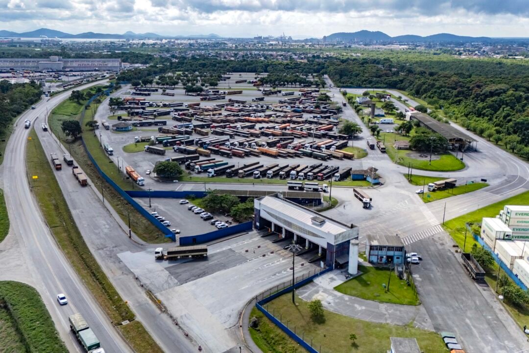 Porto de Paranaguá registra movimento histórico de mais de 2,5 mil caminhões em 24 horas