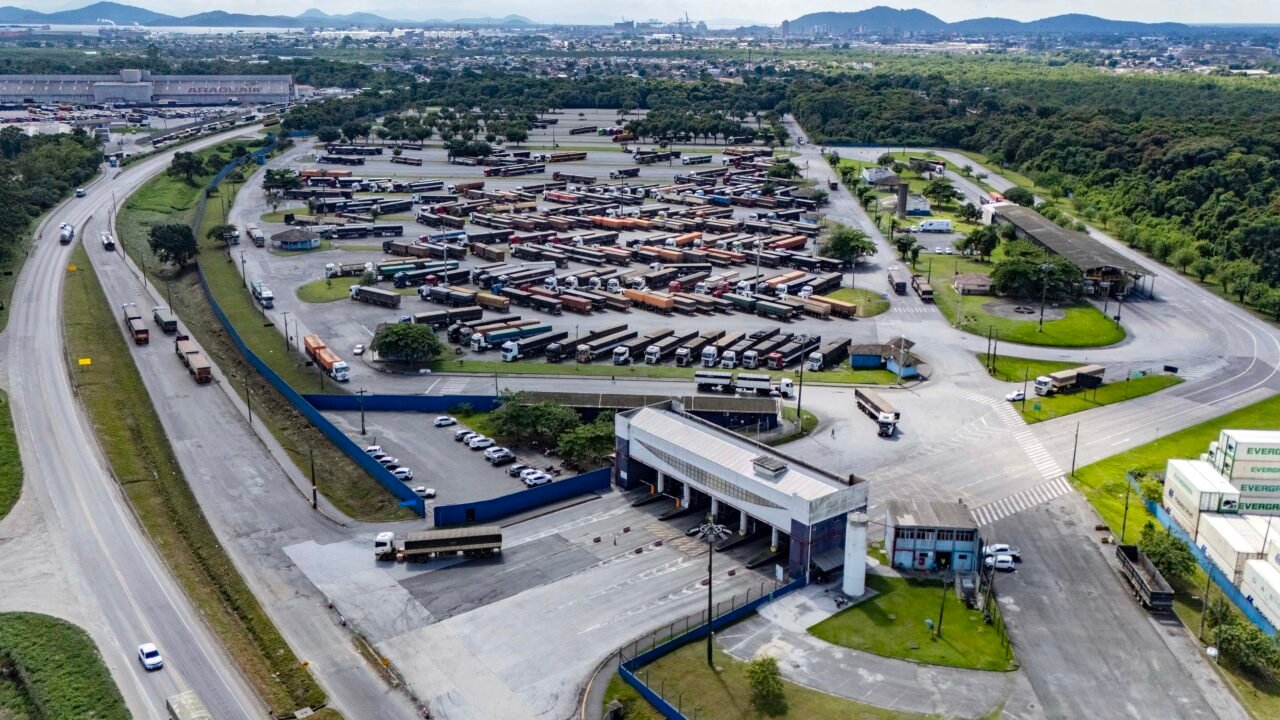 Porto de Paranaguá registra movimento histórico de mais de 2,5 mil caminhões em 24 horas