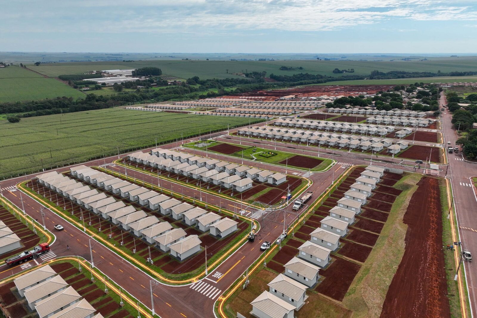 Ratinho Junior inaugura bairro planejado com 371 casas em Assis Chateaubriand