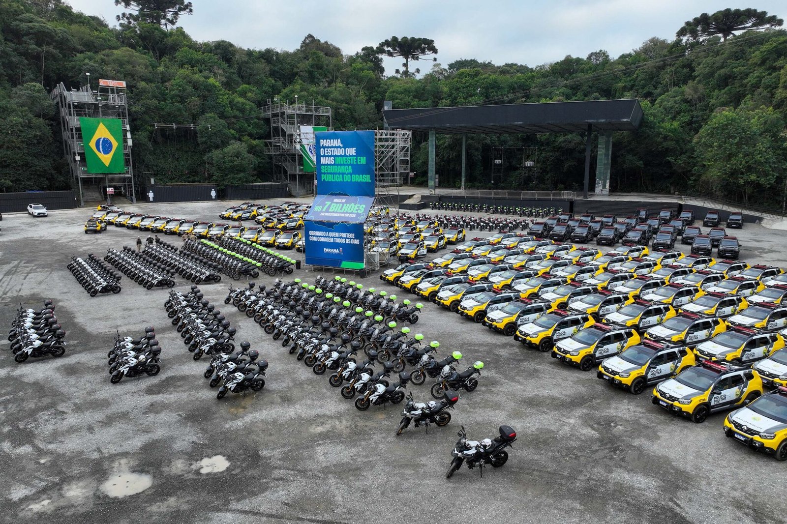 Governador entrega 209 motos e 222 viaturas novas para a Polícia Militar; investimento de R$ 63 milhões