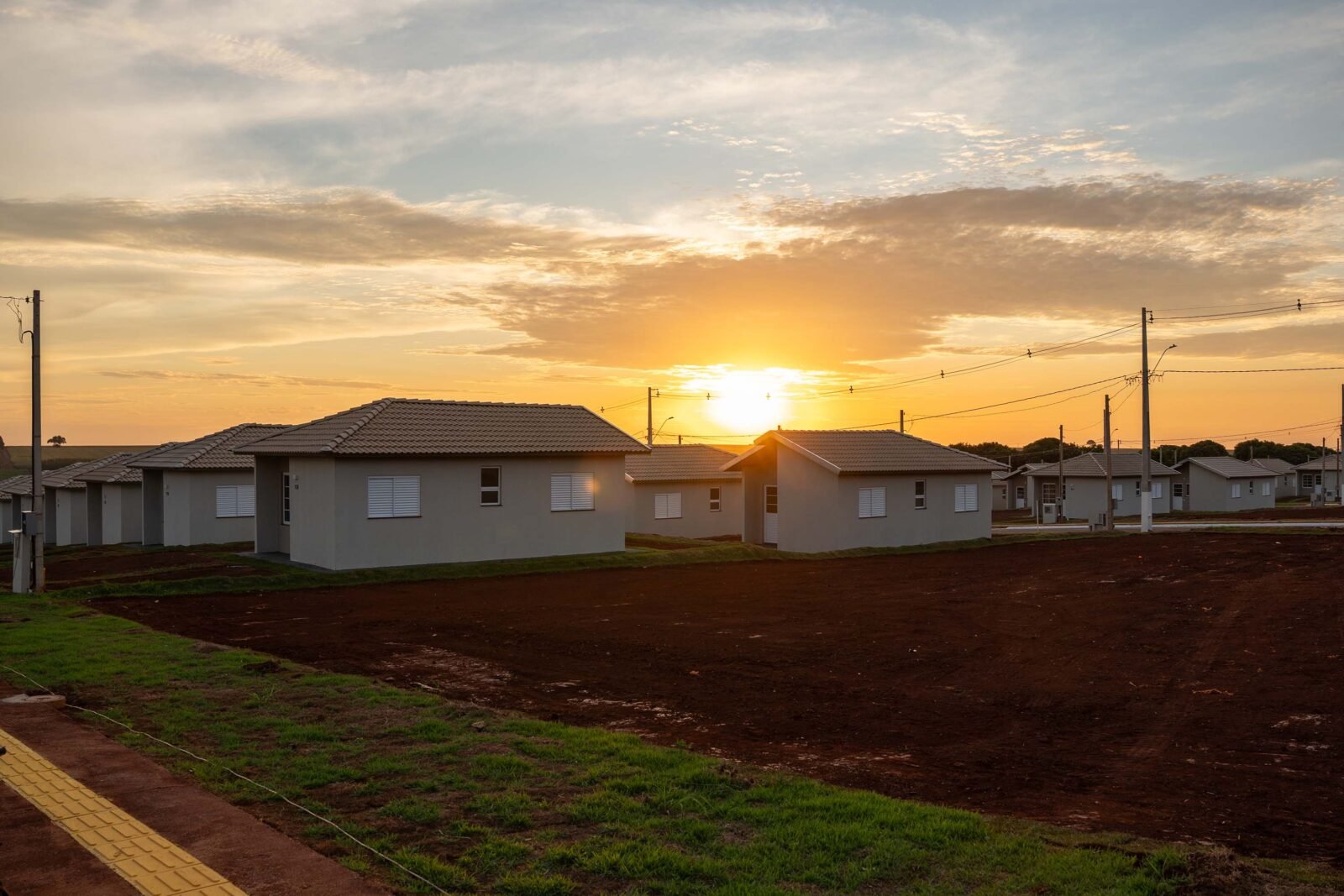 Ratinho Junior inaugura bairro planejado com 371 casas em Assis Chateaubriand