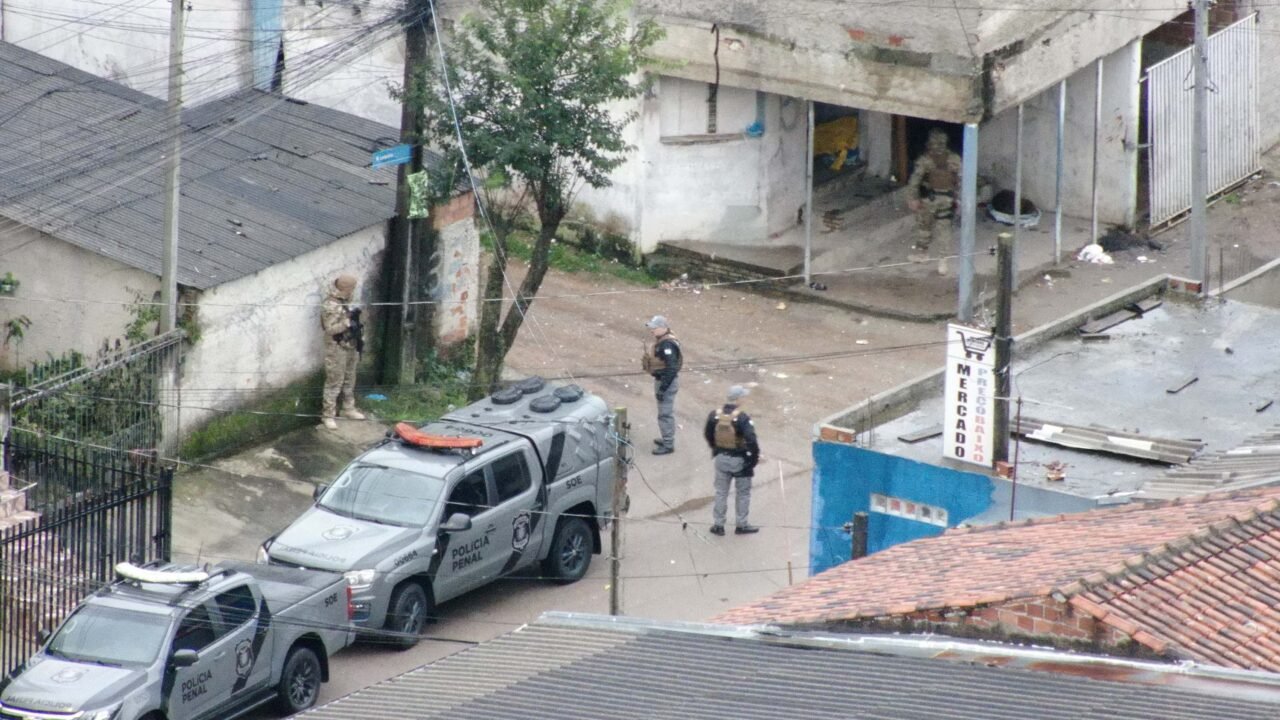 Polícia prende 10 pessoas em operação contra o tráfico e furto de energia em Curitiba