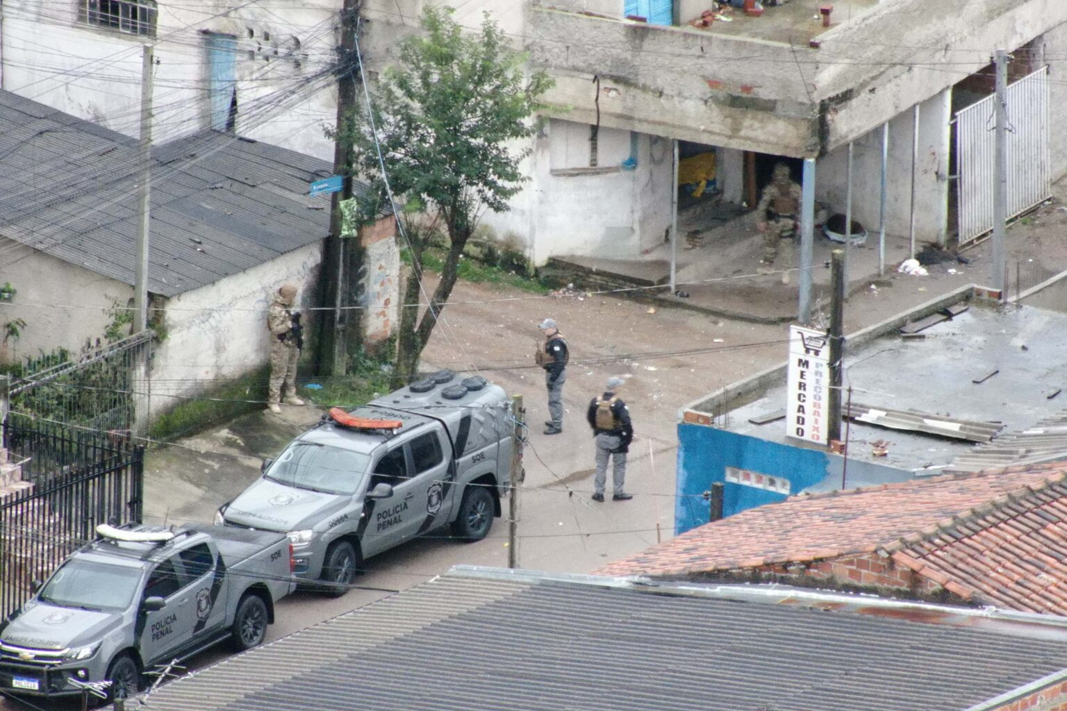Polícia prende 10 pessoas em operação contra o tráfico e furto de energia em Curitiba