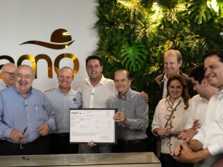 Paraná licencia primeira usina de etanol de milho da Coamo em Campo Mourão. Investimento bilionário impulsiona biocombustíveis, sustentabilidade e gera empregos na região.