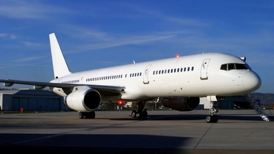 A aeronave, um Boeing 757 do governo americano, foi identificada como C-32B. O avião pertence ao 150º Esquadrão de Operações Especiais da Força Aérea dos EUA, com base em Nova Jersey. Conhecido como "Gatekeeper", comumente associado a missões especiais da CIA, a Agência Central de Inteligência dos Estados Unidos