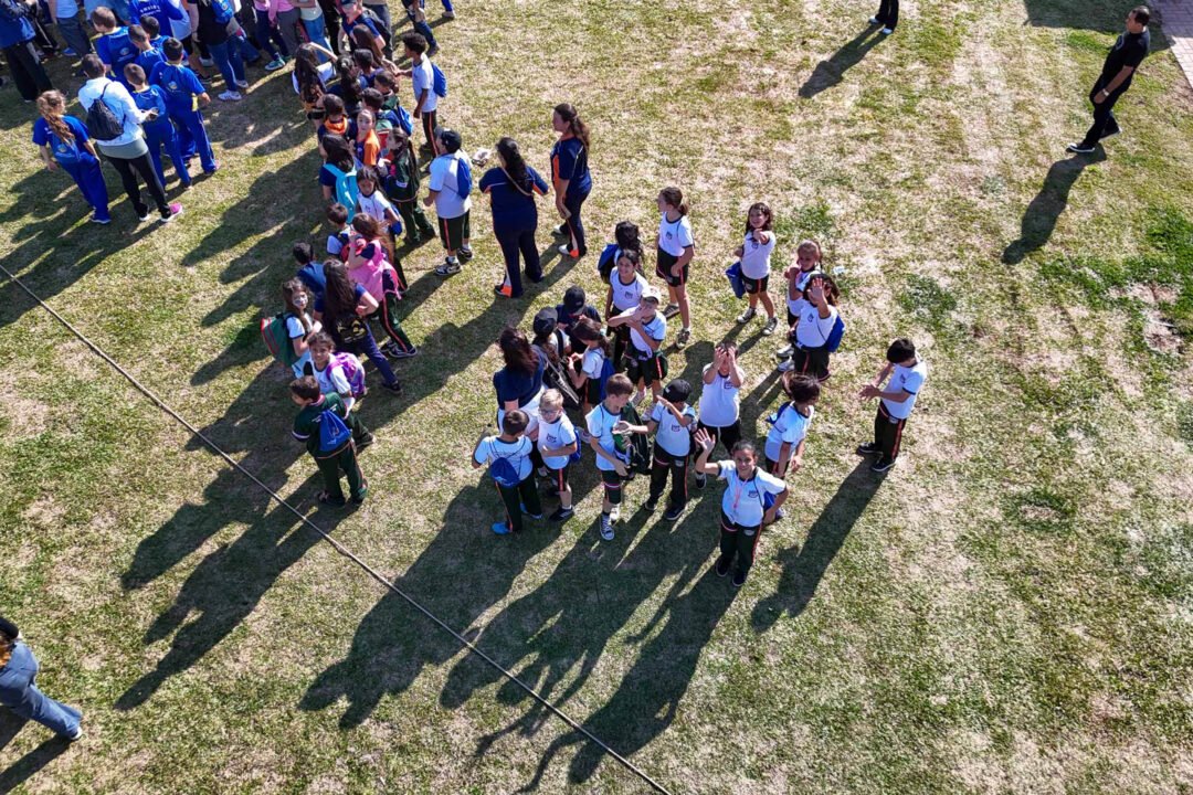 Com balões colorindo o céu, Castro dá as boas-vindas ao Festival da Primavera